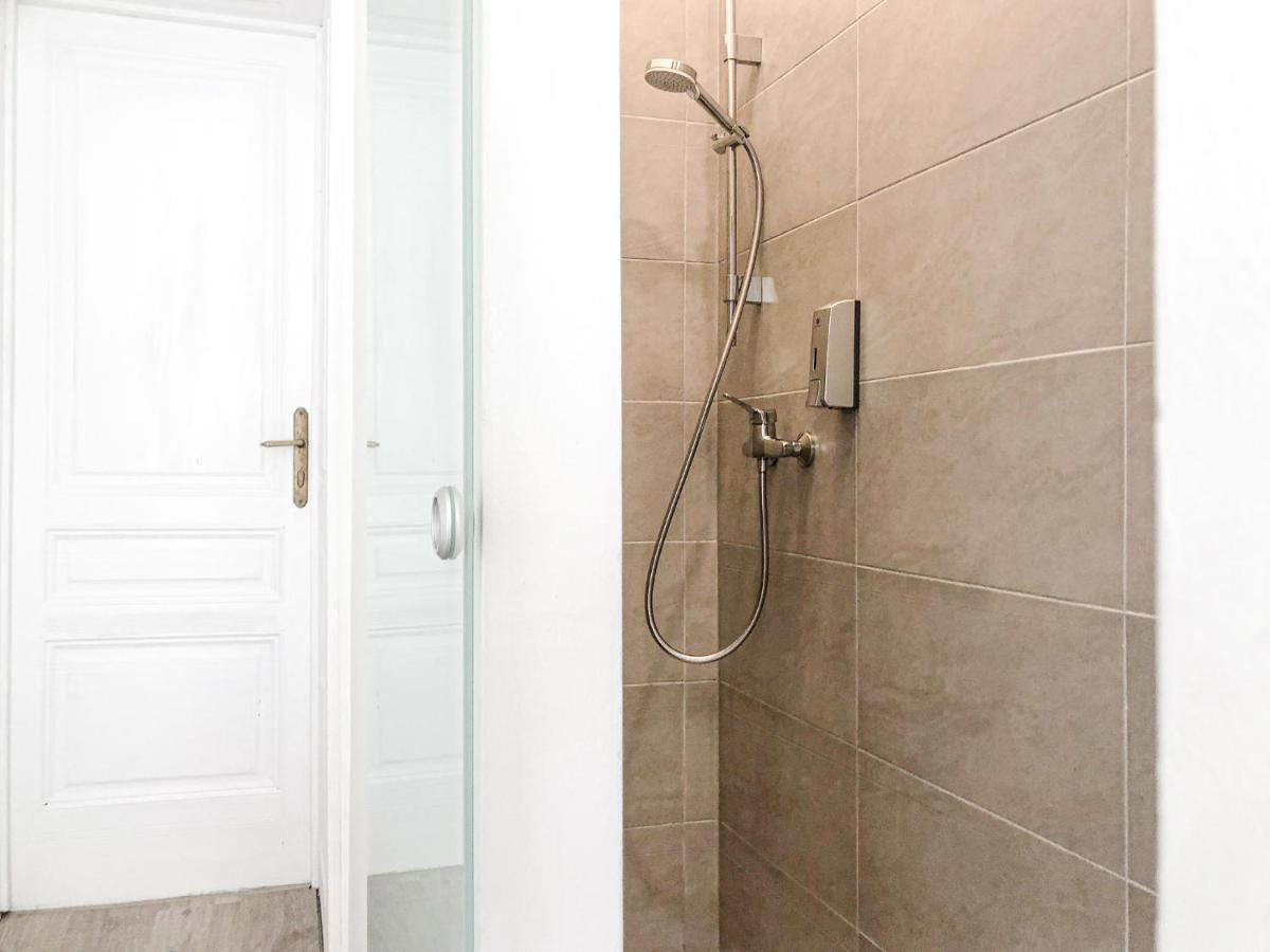 Commodious 2Br Apt. Near Akh-Perfect For Groups Вена Экстерьер фото