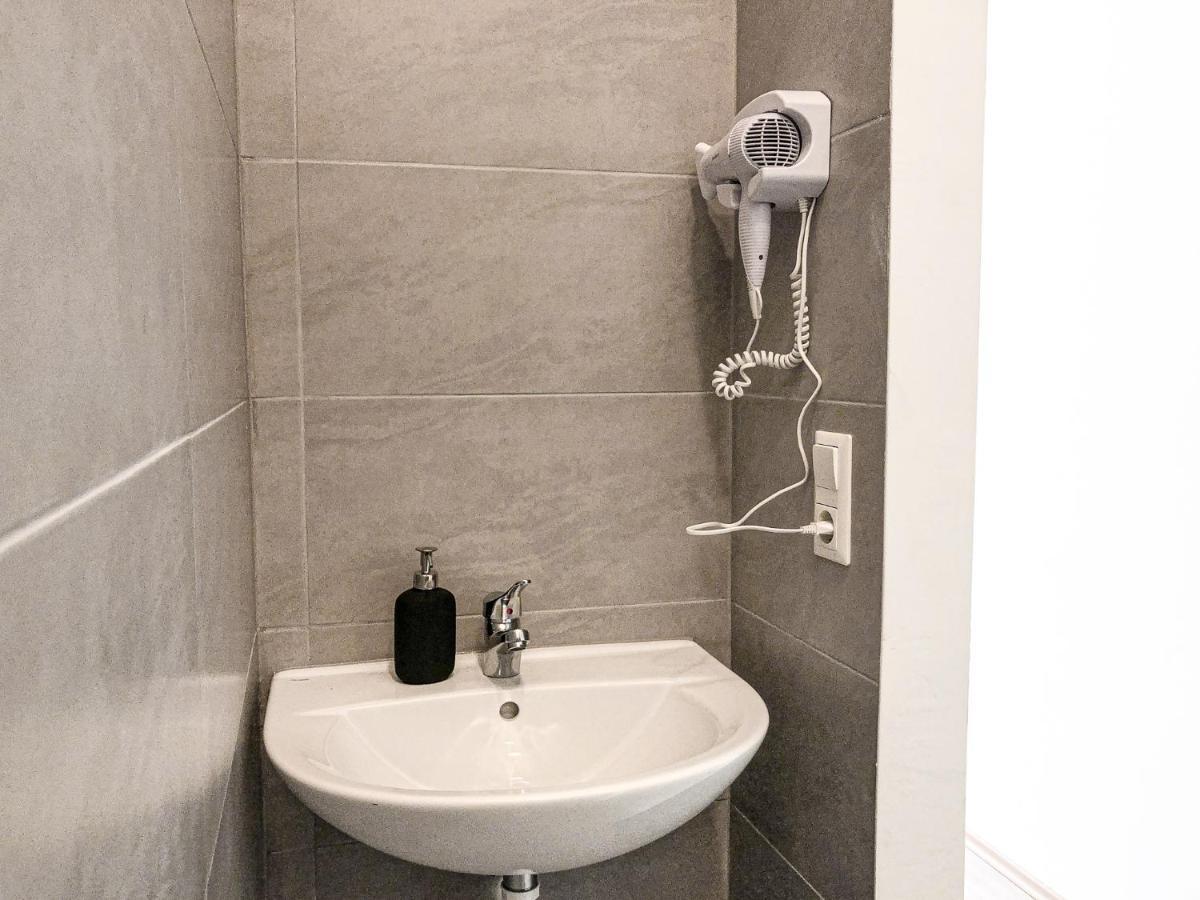 Commodious 2Br Apt. Near Akh-Perfect For Groups Вена Экстерьер фото